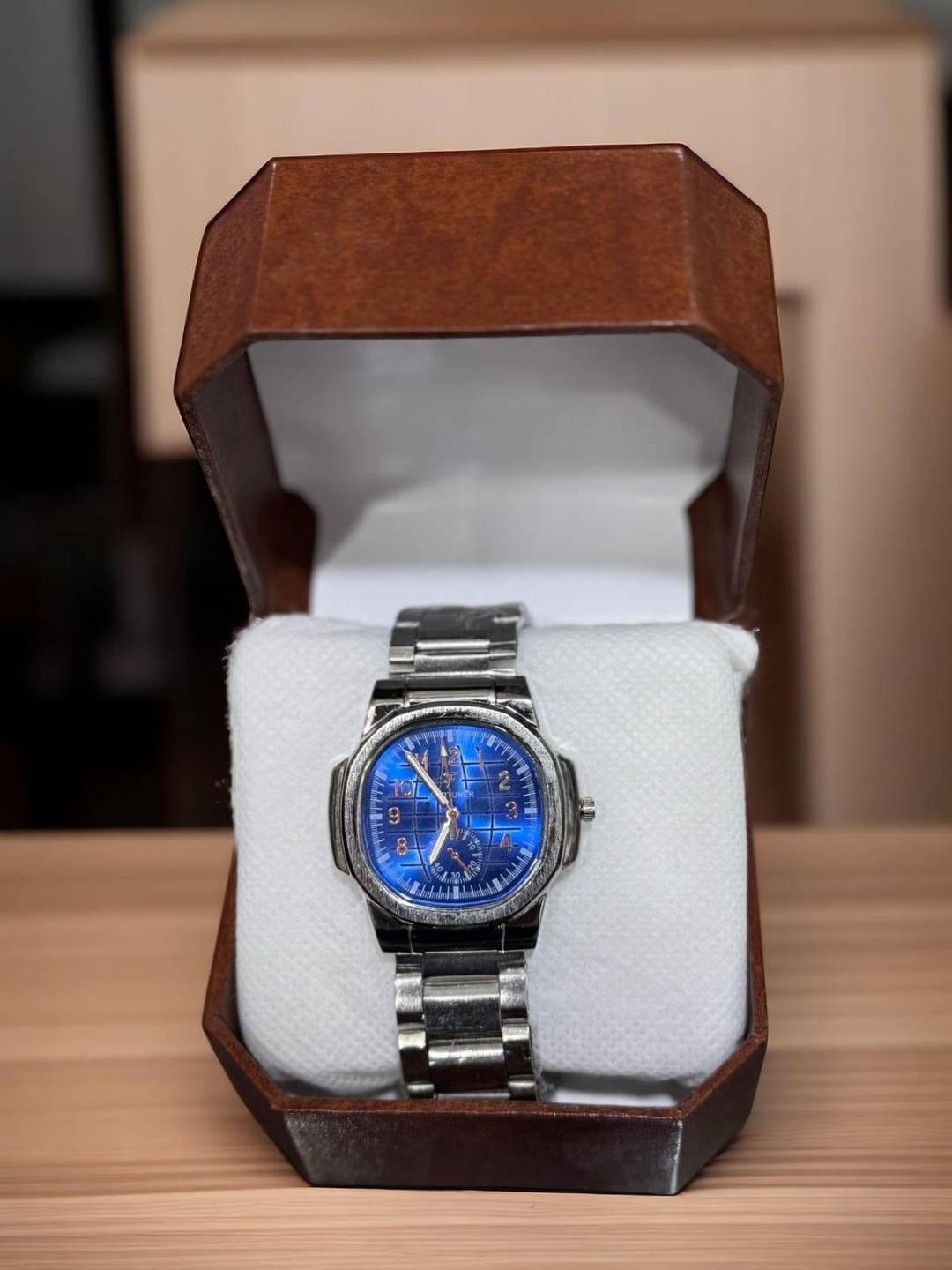 Men's Quartz Movement Round Analogue Watch with Textured Strap - 1 Pc