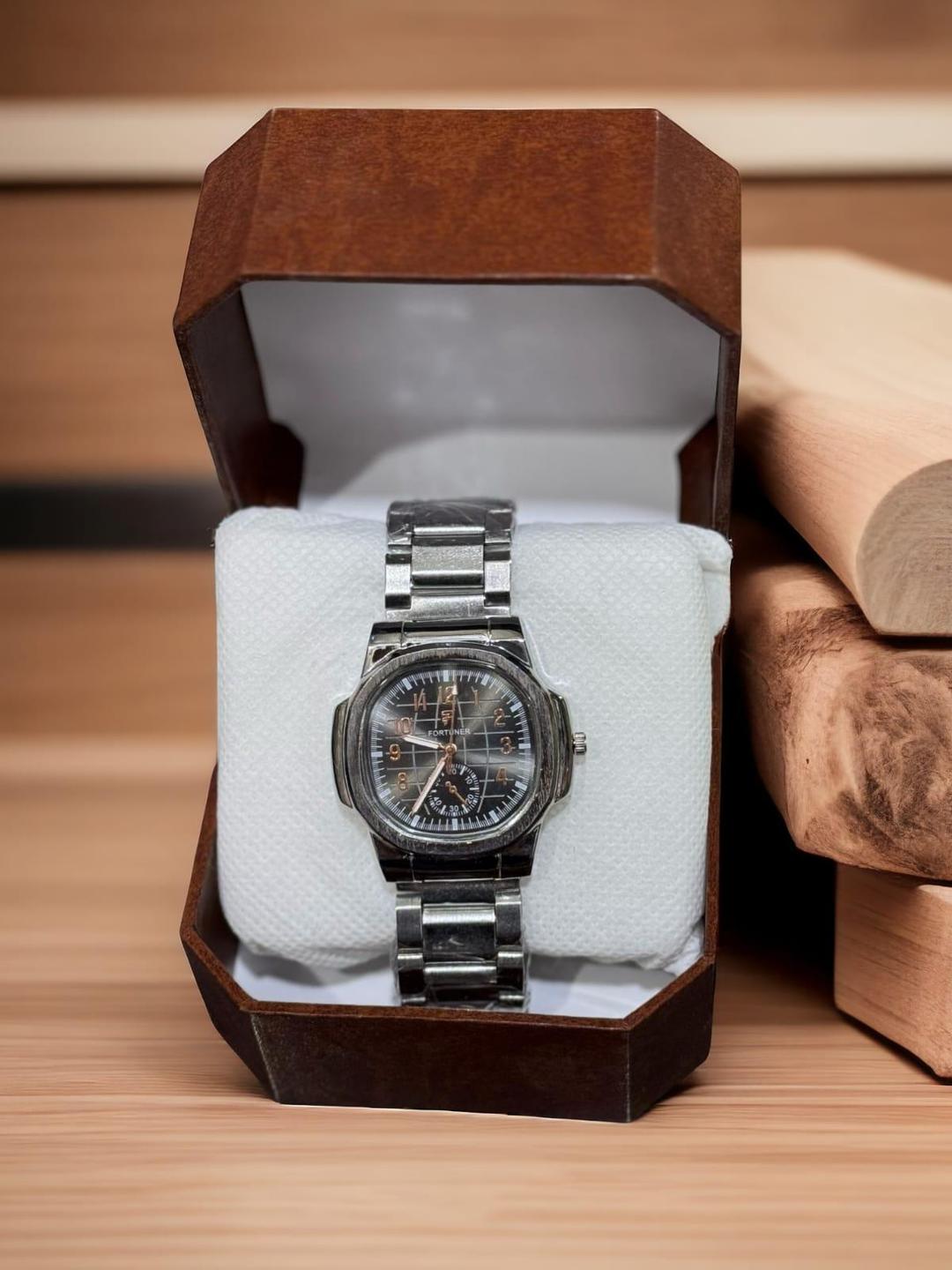 Men's Quartz Movement Round Analogue Watch with Textured Strap - 1 Pc